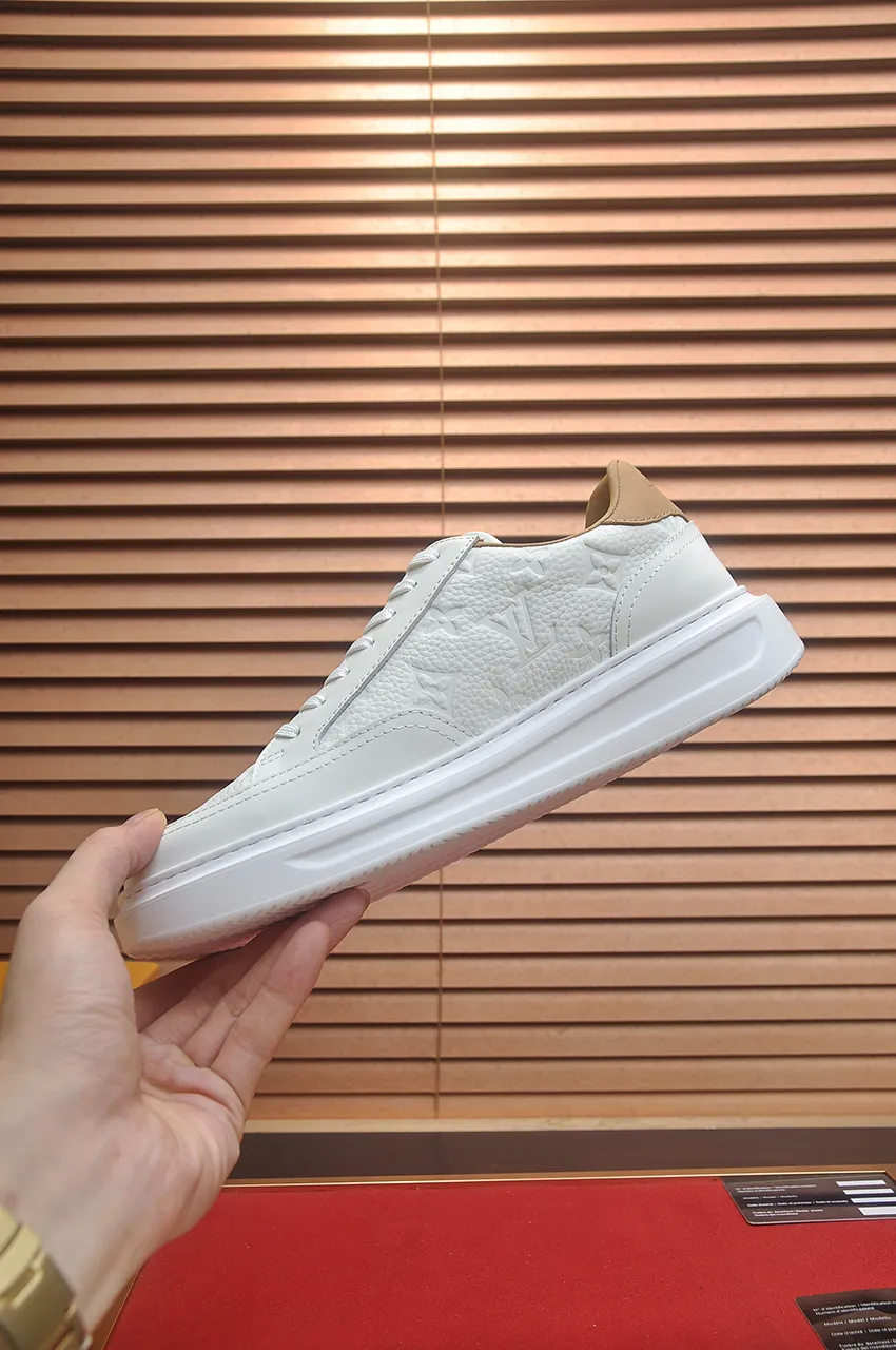 Men's men's shoes 💰640💶Original development, quality shipping, welcome to compare - LV sneaker series sports shoes introduce the loose silhouette of the ready-to-wear series into the spring and summer men's wear shows and make an eye-catching appearance. The cow leather upper is combined with rough fabric laces, and colorful beading highlights the brand's classic elements. LV letters mark the tongue and Monogram floral outsole. Mixed materials Made of top-grain cowhide, thick shoelace design, large Monogram print on the side, mesh lining and cotton feet, the comfort is as extreme as ever, premium heritage, quality first, worth owning! Size: Men’s 38-45 (45 is custom-made and cannot be returned or exchanged)
